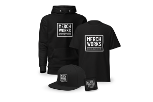 MerchWorks band merch – hoodie, t-shirt, cap og patch med logo