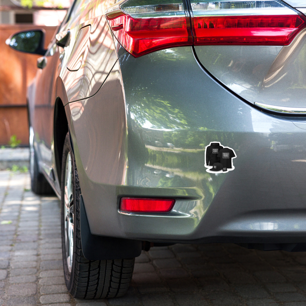 MerchWorks sticker monteret på bil.
