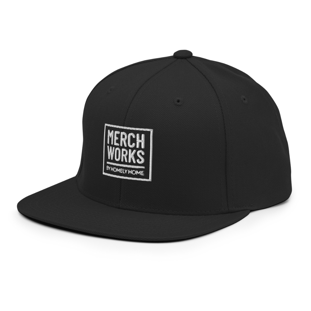 Sort snapback cap med MerchWorks brodering