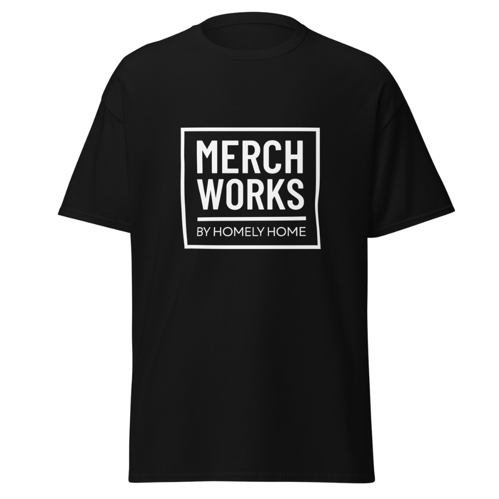 MerchWorks sort T-shirt med hvidt logo.